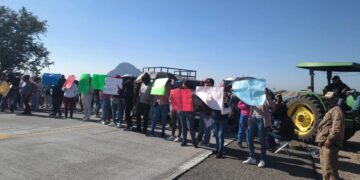 Bloquean autopista Siglo XXI por daños estructurales en primaria de Huazulco