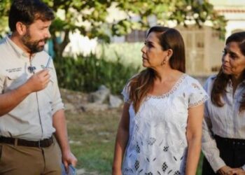 La gobernadora Mara Lezama Espinosa anunció la edificación del primer hospital de tercer nivel en Quintana Roo, el cual estará ubicado en la ciudad de Cancún. Este proyecto, considerado histórico, busca fortalecer de manera directa el sistema de salud del estado y atender una deuda de más de 50 años en materia de atención médica especializada para la población que no cuenta con seguridad social. La mandataria estatal realizó el anuncio acompañada por el director general de IMSS-Bienestar, Alejandro Svarch, durante un recorrido por el terreno donde se construirá la Torre de Especialidades Médicas. La obra se desarrollará como anexo al actual Hospital General de Cancún, lo que permitirá aprovechar la infraestructura existente y ampliar la capacidad de atención médica de alta complejidad en la zona norte del estado. Hospital de tercer nivel con atención especializada El nuevo hospital de tercer nivel tendrá como objetivo brindar servicios médicos de alta complejidad a personas adultas, niñas y niños que actualmente deben trasladarse a otros estados para recibir atención especializada. De acuerdo con las autoridades, este centro permitirá fortalecer subespecialidades médicas y servicios auxiliares de diagnóstico que hoy no existen en Quintana Roo. Alejandro Svarch destacó que esta Torre de Especialidades beneficiará directamente a más de 835 mil personas sin seguridad social, quienes podrán recibir atención médica avanzada sin salir del estado. Además, explicó que el proyecto forma parte de un nuevo modelo de atención integral, enfocado en el bienestar del paciente y su entorno familiar. Hospital de tercer nivel: infraestructura y servicios La gobernadora Mara Lezama detalló que la obra se construirá en una reserva territorial de 26 mil metros cuadrados, con una superficie de construcción aproximada de 15 mil metros cuadrados distribuidos en seis niveles. El complejo contará con 36 especialidades médicas, más de 190 camas, así como servicios estratégicos como hemodiálisis, atención a personas con quemaduras, clínica de heridas y manejo de catéteres. Este hospital de tercer nivel contará con áreas diferenciadas para hombres, mujeres, niñas y niños, así como con personal médico especializado en cada una de las áreas. Con ello, se busca dejar atrás los antiguos esquemas de atención aislada y avanzar hacia espacios médicos integrales y humanistas.