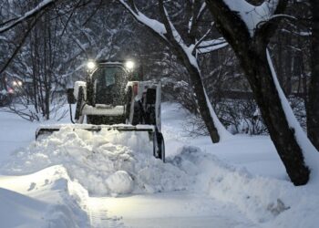 «Nevada récord paraliza Moscú tras histórica tormenta invernal»