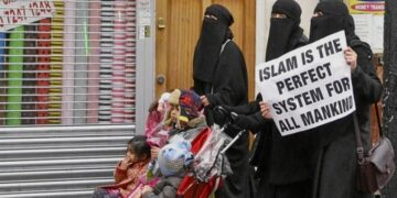 «Radicalización islamista impulsa a Emiratos Árabes a suspender becas para estudiar en Reino Unido»