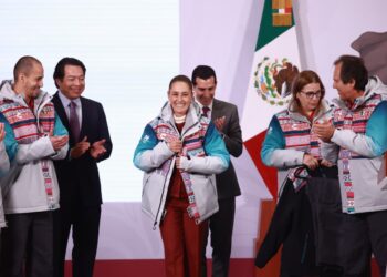 Claudia Sheinbaum encabeza abanderamiento de la delegación mexicana para los Juegos de Invierno