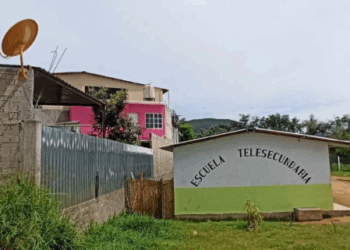 Denuncian grave abandono de telesecundarias en Oaxaca tras 58 años de servicio