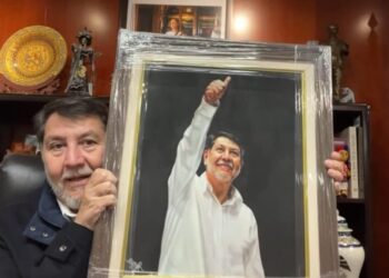 Develan el retrato oficial de Fernández Noroña en la histórica Casona de Xicoténcatl