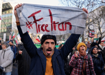 Donald Trump analiza posibles ataques aéreos contra Irán tras represión violenta