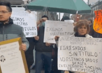 Egresados exigen sus títulos profesionales ante Palacio Nacional