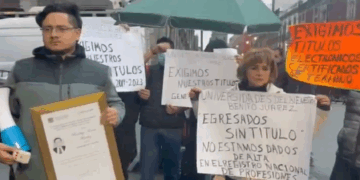 Egresados exigen sus títulos profesionales ante Palacio Nacional