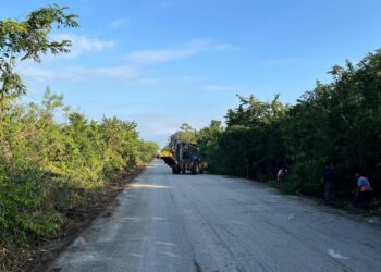 El Ayuntamiento de Lázaro Cárdenas mejora la seguridad vial con limpieza de carreteras