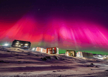 El espectáculo de la aurora boreal deslumbra a la ciudad de Novi Urengói