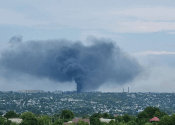 El impacto del bombardeo contra una empresa agrícola en Lugansk