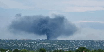 El impacto del bombardeo contra una empresa agrícola en Lugansk