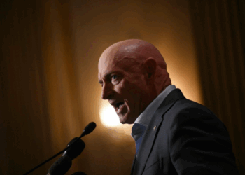 El senador Mark Kelly demanda al Pentágono por defender su libertad de expresión