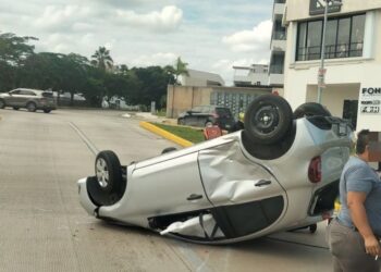 Fuerte accidente de tránsito en la glorieta Pioneros deja una unidad volcada