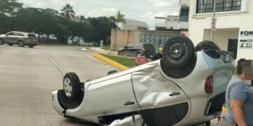 Fuerte accidente de tránsito en la glorieta Pioneros deja una unidad volcada