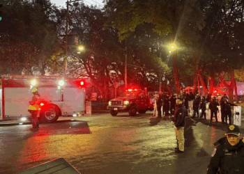 Fuerte incendio en bodega de plásticos de Xochimilco moviliza a cuerpos de emergencia