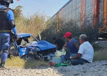 Grave accidente tras choque entre camioneta y ferrocarril en Ocotlán