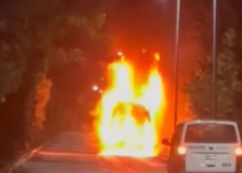 Autobús calcinado en Cancún tras incendio en la carretera Punta Sam–Cancún