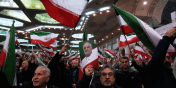 Irán implementa una paga mensual para frenar el descontento social por la crisis