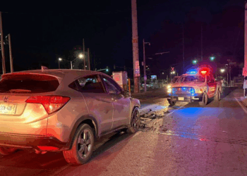 Joven resulta herido tras un aparatoso choque con tráiler en Monterrey
