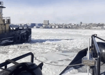 "La tormenta invernal deja atrapado a un barco de la policía en Nueva York"