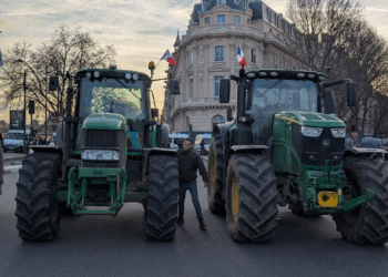 Los agricultores franceses sitian la Asamblea Nacional en protesta contra el Mercosur