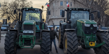 Los agricultores franceses sitian la Asamblea Nacional en protesta contra el Mercosur