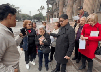 Maestros jubilados exigen el pago de pensiones adeudadas en Nuevo León