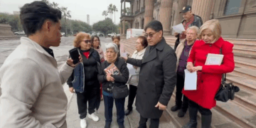 Maestros jubilados exigen el pago de pensiones adeudadas en Nuevo León