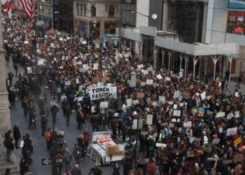 Miles de personas se unen en una masiva protesta contra el ICE en todo Estados Unidos