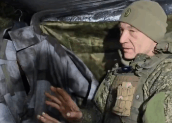 "Militar ruso diseña traje artesanal para enfrentar ataques aéreos"