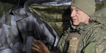 "Militar ruso diseña traje artesanal para enfrentar ataques aéreos"