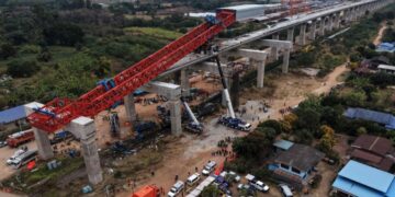 «Tragedia en Tailandia: colapso de grúa deja decenas de víctimas en tren de pasajeros»