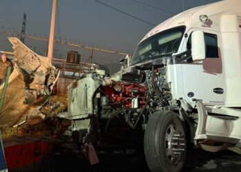Persecución y choque de tráiler en la caseta de Tepotzotlán deja caos vial