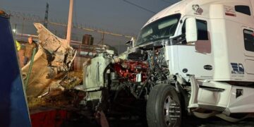 Persecución y choque de tráiler en la caseta de Tepotzotlán deja caos vial