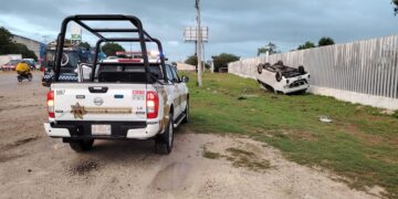 Se registra aparatosa volcadura en el Boulevard Colosio frente a la UT