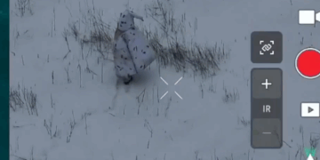 Soldado espia ruso con disfraz de pingüino neutralizado por un dron