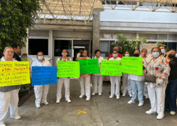 Trabajadores protestan por el cierre de la clínica del Issste en Cuernavaca