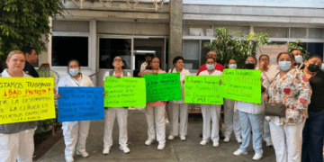 Trabajadores protestan por el cierre de la clínica del Issste en Cuernavaca
