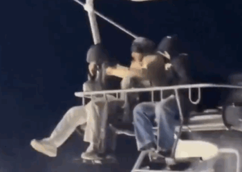 Tres jóvenes quedan atrapados en una aerosilla y reciben una lluvia de bolas de nieve