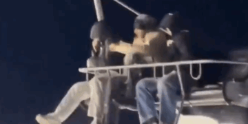 Tres jóvenes quedan atrapados en una aerosilla y reciben una lluvia de bolas de nieve