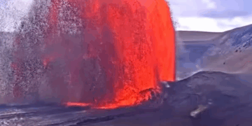 Un volcán en Hawái arroja lava a cientos de metros de altura