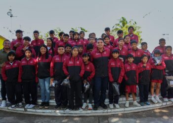 «DIF Playa del Carmen entrega uniformes a estudiantes del programa 10–17»