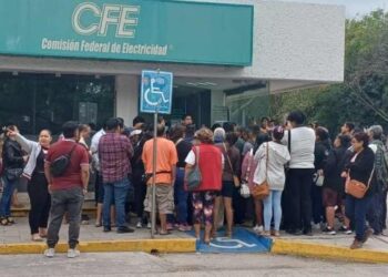 Habitantes de la colonia Valle Verde de Cancún protestan ante la CFE por cobros excesivos de luz