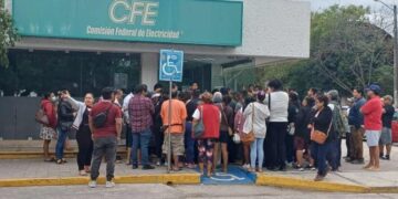 Habitantes de la colonia Valle Verde de Cancún protestan ante la CFE por cobros excesivos de luz