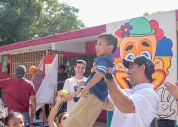 Vero Lezama y Pablo Gutiérrez celebran el Día de Reyes con niñas y niños de Cancún