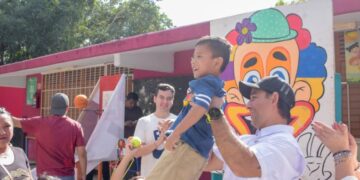 Vero Lezama y Pablo Gutiérrez celebran el Día de Reyes con niñas y niños de Cancún