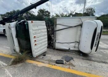 Vuelca camión cargado con leche en la carretera Playa del Carmen–Tulum