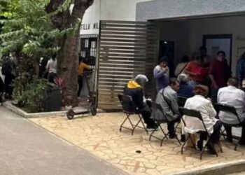 CURP Biométrica obliga a ciudadanos a pasar la noche afuera del Registro Civil en Cancún