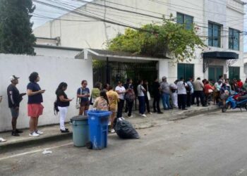Larga fila en el SAT de Playa del Carmen por actualización de la Constancia de Situación Fiscal