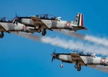 Catean presunto punto de venta de droga en la colonia La Morena de Cancún 15 enero, 202668 0 CANCÚN, MX.- Un domicilio de la colonia La Morena, que presuntamente operaba como punto de venta de droga, fue cateado esta tarde por elementos de la Fiscalía General del Estado, derivado de una denuncia anónima. La diligencia autorizada por un juez de control se efectuó a unos 200 metros de la avenida Gastón Alegre López, mejor conocida como Rancho Viejo. Elementos de la Policía Ministerial de Investigación acudieron a la vivienda, acompañados de personal del Ejército Mexicano, Marina y Guardia Nacional; éstos últimos brindaron seguridad perimetral, mientras los agentes y peritos revisaron el sitio. Tras asegurar los indicios se procedió con la colocación de sellos de la Fiscalía, mismos que estaban marcados con el número de expediente 5/2026 y folio 0373. Posteriormente, las autoridades trasladaron los estupefacientes para ponerlos a disposición del Ministerio Público. Hasta el momento, las autoridades no han confirmado la cantidad de dosis aseguradas; tampoco han revelado si se logró detener a algún presunto responsable de narcomenudeo. Se espera que en las próximas horas la Fiscalía General del Estado brinde un comunicado para dar más detalles sobre este operativo. (Agencia SIM) Comentarios en Facebook