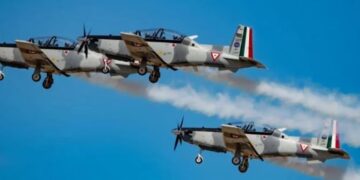 Catean presunto punto de venta de droga en la colonia La Morena de Cancún 15 enero, 202668 0 CANCÚN, MX.- Un domicilio de la colonia La Morena, que presuntamente operaba como punto de venta de droga, fue cateado esta tarde por elementos de la Fiscalía General del Estado, derivado de una denuncia anónima. La diligencia autorizada por un juez de control se efectuó a unos 200 metros de la avenida Gastón Alegre López, mejor conocida como Rancho Viejo. Elementos de la Policía Ministerial de Investigación acudieron a la vivienda, acompañados de personal del Ejército Mexicano, Marina y Guardia Nacional; éstos últimos brindaron seguridad perimetral, mientras los agentes y peritos revisaron el sitio. Tras asegurar los indicios se procedió con la colocación de sellos de la Fiscalía, mismos que estaban marcados con el número de expediente 5/2026 y folio 0373. Posteriormente, las autoridades trasladaron los estupefacientes para ponerlos a disposición del Ministerio Público. Hasta el momento, las autoridades no han confirmado la cantidad de dosis aseguradas; tampoco han revelado si se logró detener a algún presunto responsable de narcomenudeo. Se espera que en las próximas horas la Fiscalía General del Estado brinde un comunicado para dar más detalles sobre este operativo. (Agencia SIM) Comentarios en Facebook